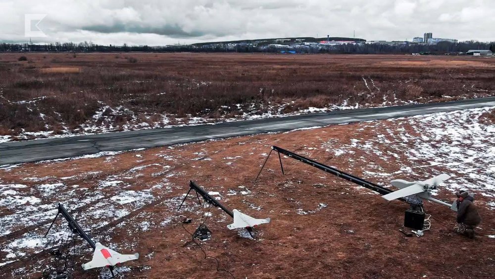 Два БпЛА КУБ на пускових зліва та БпЛА КУБ-10 справа